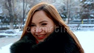 年轻微笑的女人冬天的肖像。 全高清